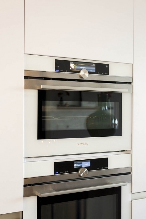 Strakke witte keuken van Koopman Design te Enschede