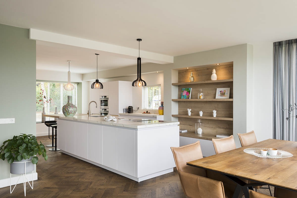 Strakke witte keuken met natuursteen - De Keuken Designers